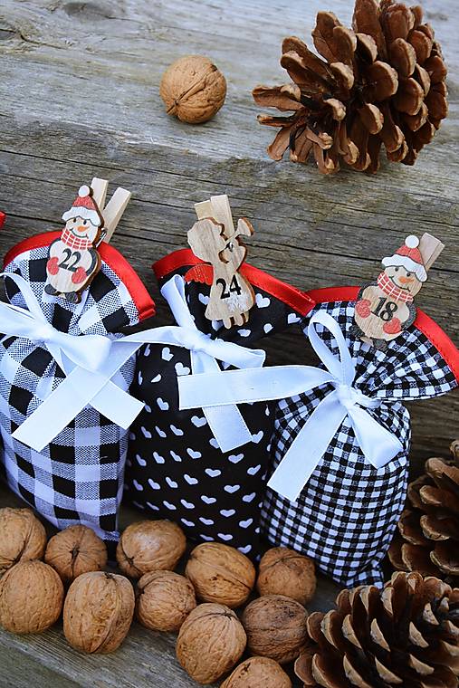Dekorácie - Adventné vrecúška / adventný kalendár ČERVENÁ - ČIERNA - BIELA - 13864216_