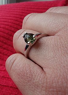 Prstene - Prsteň s prírodným českým vltavínom zo striebra 925, pozláteného striebra, bieleho a žltého zlata (striebro 51 mm) - 13863967_
