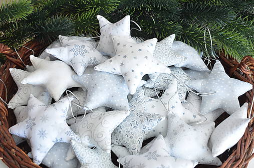 Dekorácie - Hviezdičky vianočné šité strieborné - 13869303_