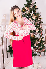  - Vianočné šaty s nazberkanou sukňou – biely pletený vzor s červenou sukňou - 13867508_