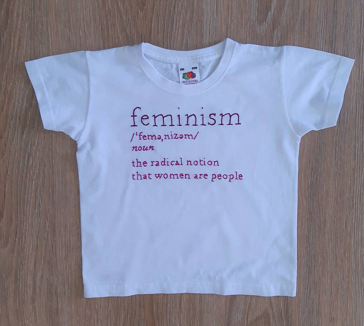 Ručně vyšívané dětské tričko vel. 98 - feminismus