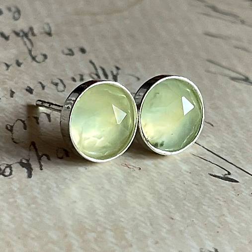 Faceted Prehnite Ag925 Stud Earrings / Náušnice s prehnitom AG925