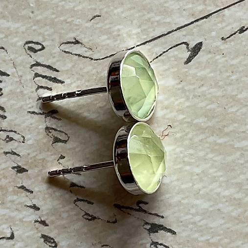 Faceted Prehnite Ag925 Stud Earrings / Náušnice s prehnitom AG925