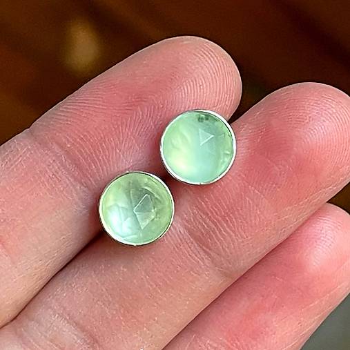 Faceted Prehnite Ag925 Stud Earrings / Náušnice s prehnitom AG925