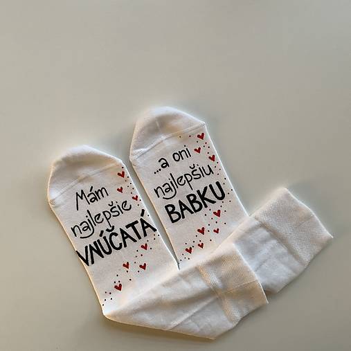 Maľované ponožky pre najlepšiu BABKU/najlepšieho DEDKA, ktorá má najlepšie vnúčatká (V čierno červenej kombinácii maľby)