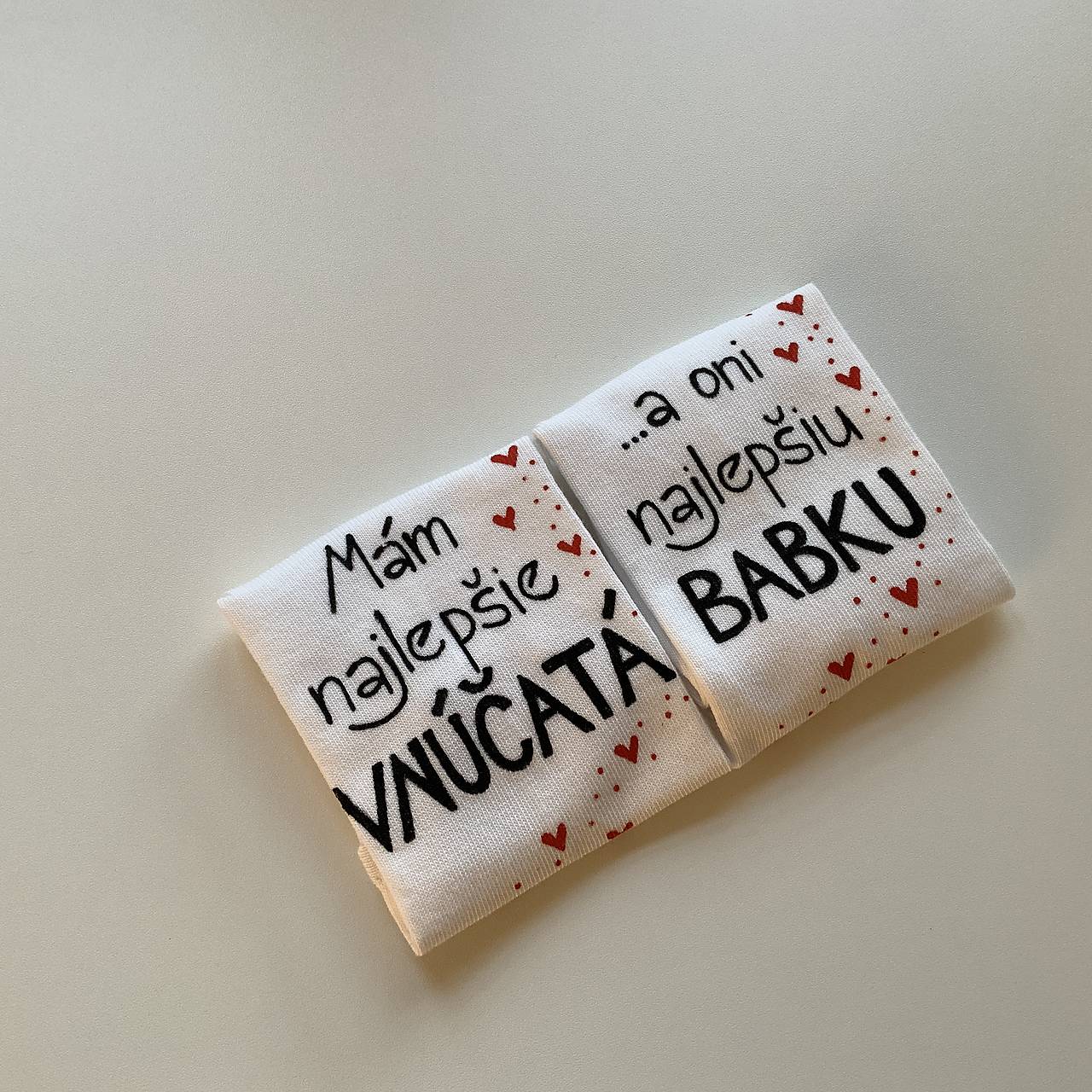 Maľované ponožky pre najlepšiu BABKU/najlepšieho DEDKA, ktorá má najlepšie vnúčatká (V čierno červenej kombinácii maľby)