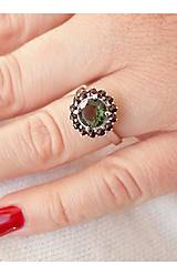 Strieborný prsteň Zelený lúč s prírodnými granátmi a vltavínom, prsteň s prírodnými granátmi a vltavínom v bielom a žlto