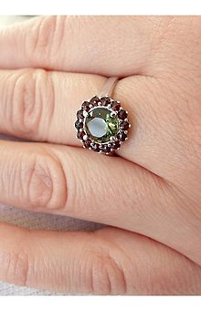 Prstene - Strieborný prsteň Zelený lúč s prírodnými granátmi a vltavínom, prsteň s prírodnými granátmi a vltavínom v bielom a žlto (biele zlato 59 mm) - 13876869_