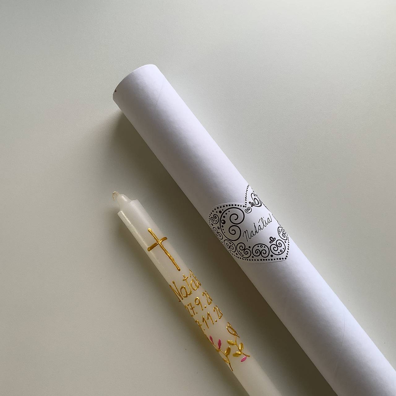 Ručne maľovaná krstná svieca s personalizáciou – 35 cm, biely vosk (v zlato ružovej kombinácii)