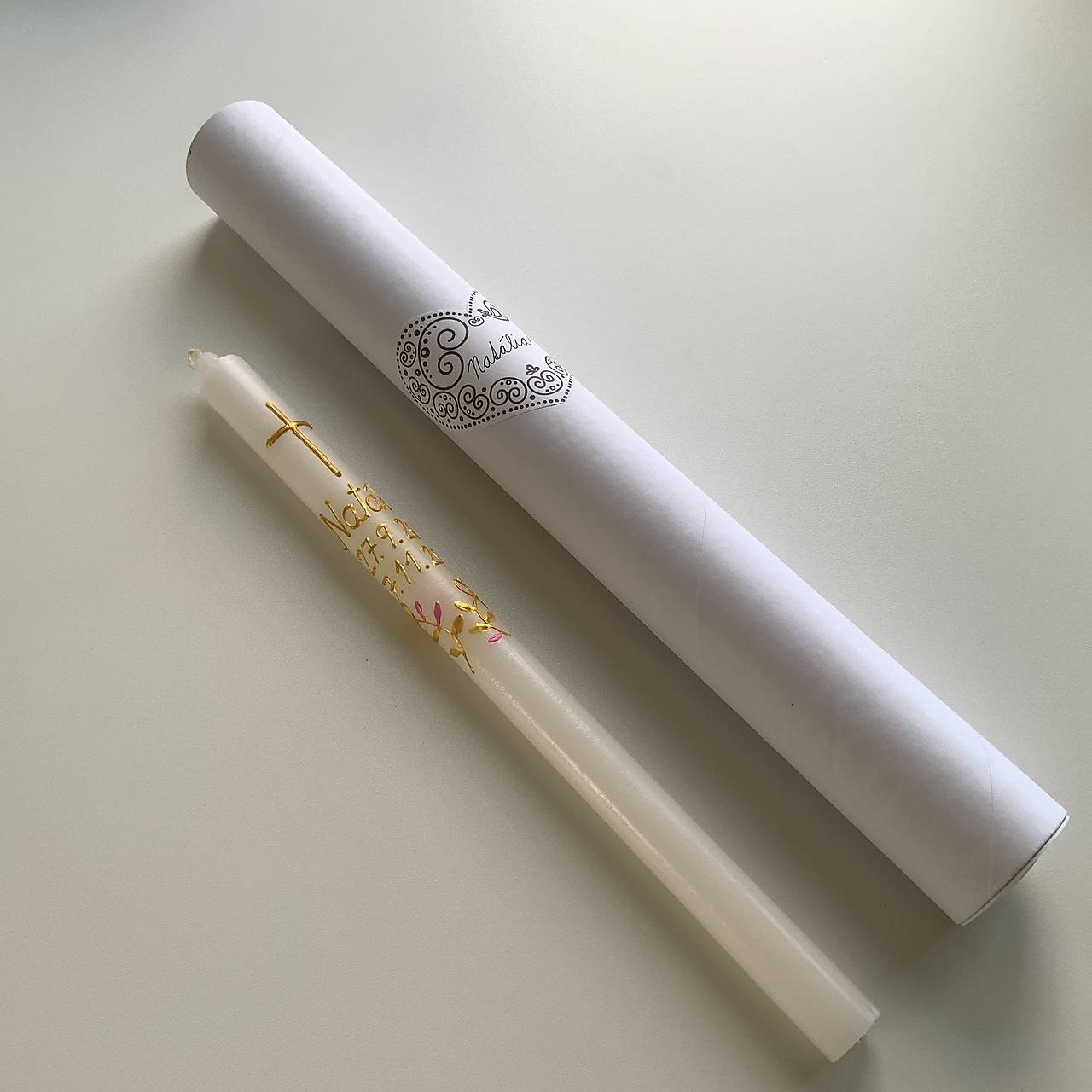 Ručne maľovaná krstná svieca s personalizáciou – 35 cm, biely vosk (30 v zlato ružovej kombinácii)