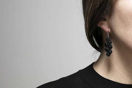 Náušnice - Čierna Amelia - soutache earring - ručne šité šujtášové náušnice - 13887398_