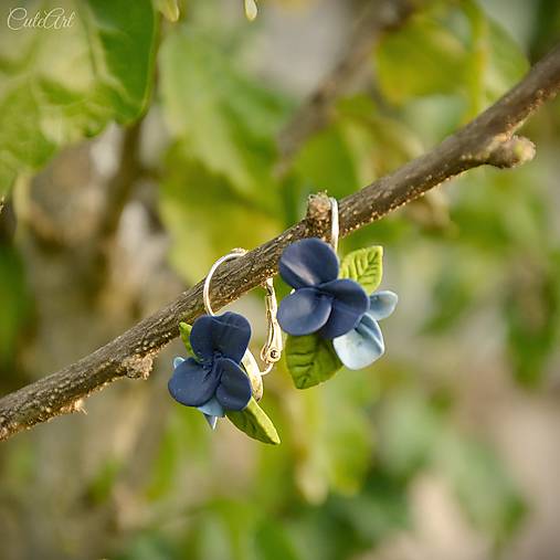 Kytica z modrých kvetov - náušnice s francúzskym zapínaním