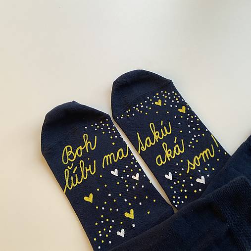 Motivačné maľované ponožky s nápisom: "Boh ľúbi ma takú, aká som...!"