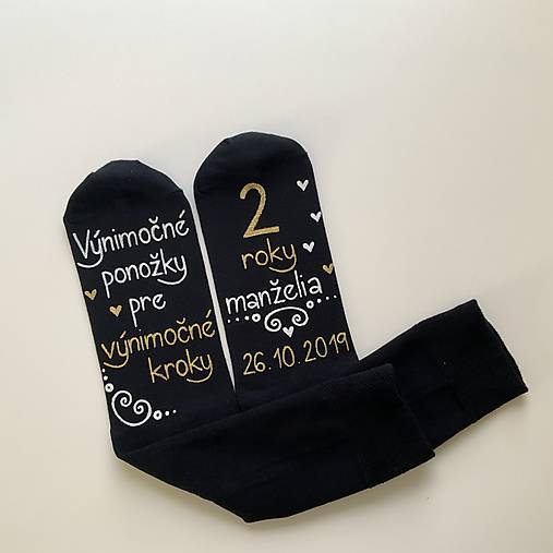 Maľované čierne ponožky s nápisom "Výnimočné ponožky pre výnimočné kroky / 2 roky (manželia + dátum")