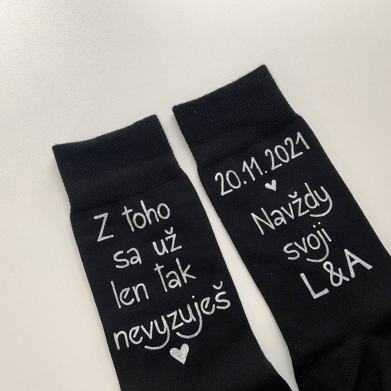 Maľované ponožky k výročiu/svadbe “z toho už nevyzuješ / (navždy svoji)