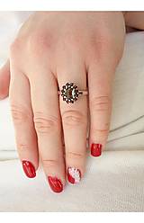 Prstene - Strieborný prsteň 925 Kamélia s prírodnými granátmi a vltavínom, prsteň s prírodnými granátmi a vltavínom v bielom a zla - 13884510_