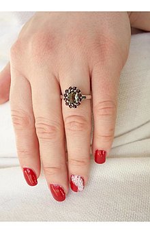 Prstene - Strieborný prsteň 925 Kamélia s prírodnými granátmi a vltavínom, prsteň s prírodnými granátmi a vltavínom v bielom a zla (striebro 51 mm) - 13884514_