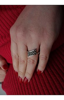 Prstene - Strieborný prsteň Galaxia s prírodnými vltavínmi, prsteň s prírodnými vltavínmi v bielom a žltom zlate (striebro 54 mm) - 13884630_