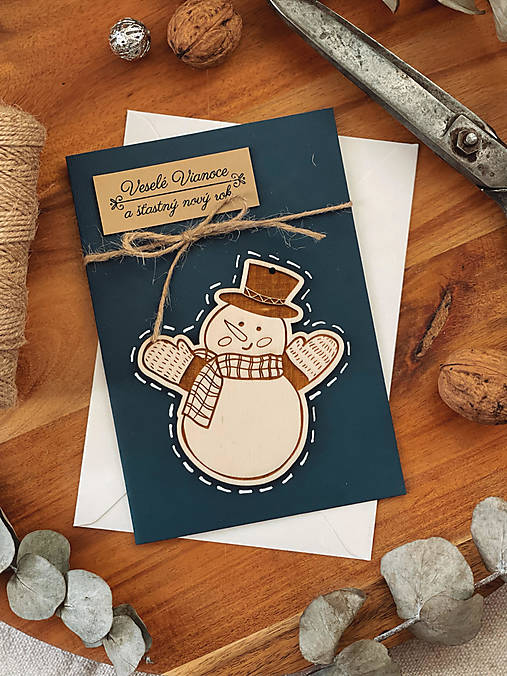 Papiernictvo - Vianočná pohľadnica s ozdobou Snehuliak - 13891673_