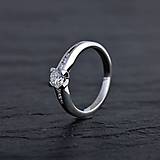 Prstene - Diamantový zásnubný prsteň - 13888917_