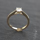 Prstene - Zlatý prsteň s diamantom - 13889643_