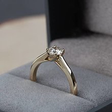 Prstene - Zlatý prsteň s diamantom - 13889642_
