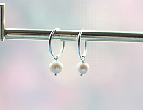 Náušnice - Kruhové náušnice s perlami, strieborné náušnice, svadobné náušnice s perlami - 13897582_
