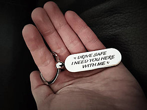 Kľúčenky - Kovový prívesok na kľúče v tvare kapsule / kľúčenka s textom: DRIVE SAFE I NEED YOU HERE WITH ME - 13898137_