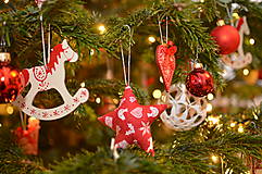 Dekorácie - Vianočné ozdoby drevené červené a smotanové - 13904254_
