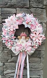 Dekorácie - Vianočný ružovo strieborný veniec-  škriatok alebo anjelik (Anjelik s ružovou čiapkou) - 13902779_