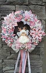 Dekorácie - Vianočný ružovo strieborný veniec-  škriatok alebo anjelik (Anjelik s ružovou čiapkou) - 13902810_