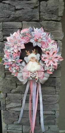 Dekorácie - Vianočný ružovo strieborný veniec-  škriatok alebo anjelik (Biely anjelik) - 13902790_