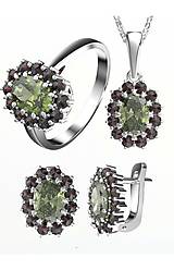 Sady šperkov - Sada šperkov Camellia, prívesok, náušnice a prsteň s vltavínom a granátmi striebrom, bielym a žltým zlatom - 13901203_