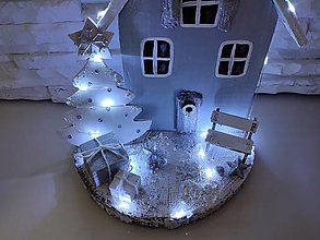Dekorácie - Drevený svietiaci vianočný domček - 13905745_