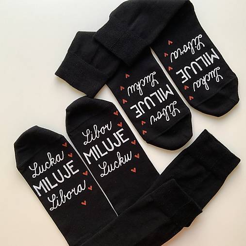 Set čiernych maľovaných ponožiek s nápisom: "… (miluje …”)
