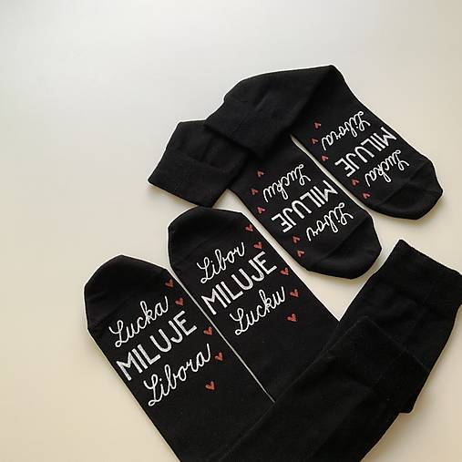 Set čiernych maľovaných ponožiek s nápisom: "… (miluje …”)