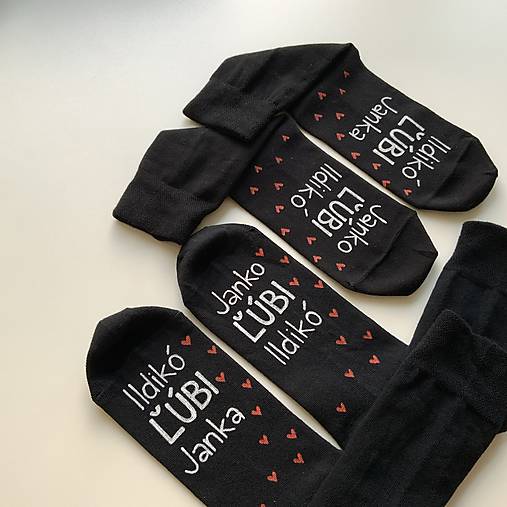 Set čiernych maľovaných ponožiek s nápisom: "… (ľúbi …”)