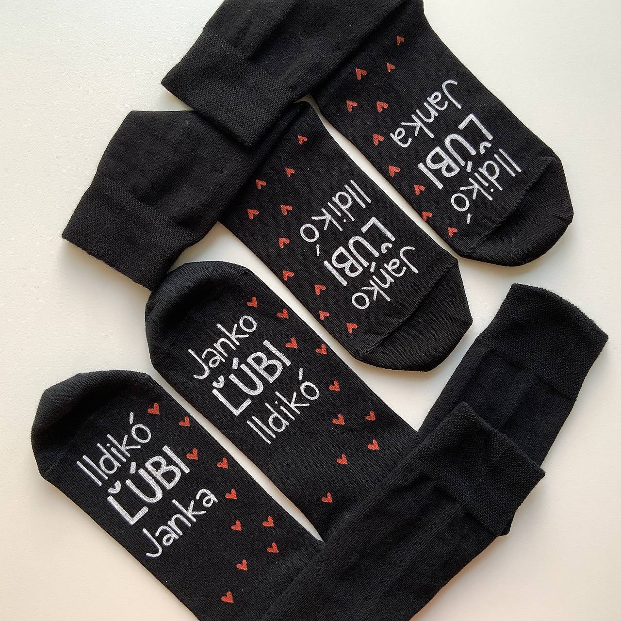 Set čiernych maľovaných ponožiek s nápisom: "… (ľúbi …”)