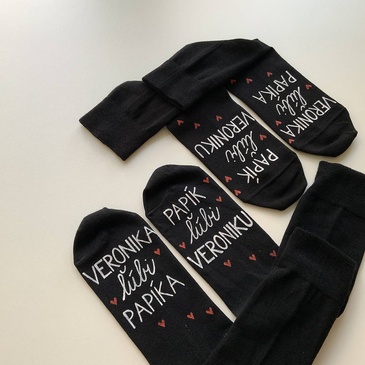 Set čiernych maľovaných ponožiek s nápisom: "… (ľúbi …” 2)
