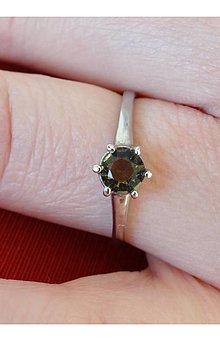 Prstene - Prsteň s okrúhlym vltavínom v bielom a žltom zlate (biele zlato 51 mm) - 13906473_