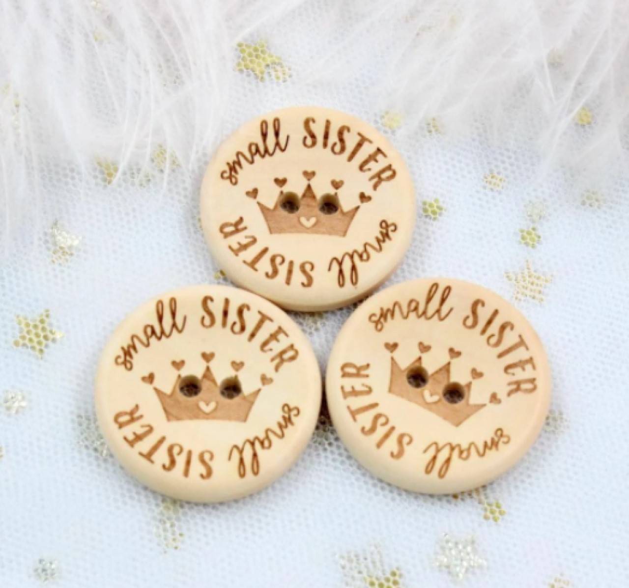G104 Gombík drevený s nápisom small sister 2 cm 