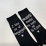 Ponožky, pančuchy, obuv - Maľované ponožky k výročiu/svadbe “z toho už nevyzuješ / (Najlepší manžel na svete od …”(čierne)) - 13914309_