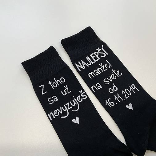 Maľované ponožky k výročiu/svadbe “z toho už nevyzuješ / (Najlepší manžel na svete od …”(čierne))