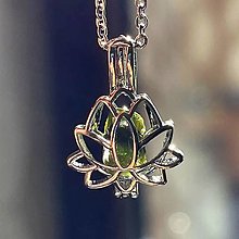 Náhrdelníky - Tourmaline Verdelite Lotus Locket Necklace / Medailón v tvare lotosového kvetu s turmalínom E012 - 13920206_