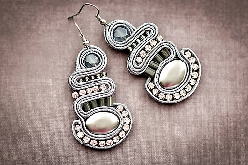 Náušnice - Šedé visiace soutache náušnice - 13921713_