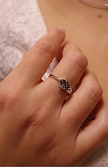Prstene - Strieborný prsteň kométa s vltavínom, prsteň s vltavínom v bielom a žltom zlate (striebro 51 mm) - 13919256_