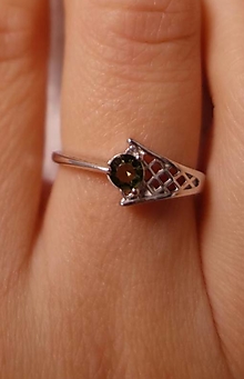 Prstene - Strieborný prsteň kométa s vltavínom, prsteň s vltavínom v bielom a žltom zlate (striebro 57 mm) - 13919271_