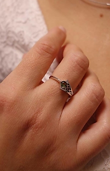 Prstene - Strieborný prsteň kométa s vltavínom, prsteň s vltavínom v bielom a žltom zlate (žlté zlato 51 mm) - 13919324_