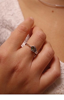 Prstene - Strieborný prsteň kométa s vltavínom, prsteň s vltavínom v bielom a žltom zlate (žlté zlato 57 mm) - 13919333_