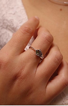 Prstene - Strieborný prsteň kométa s vltavínom, prsteň s vltavínom v bielom a žltom zlate (žlté zlato 54 mm) - 13919340_